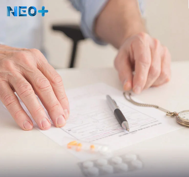 Мужчина собирается взять таблетки со стола